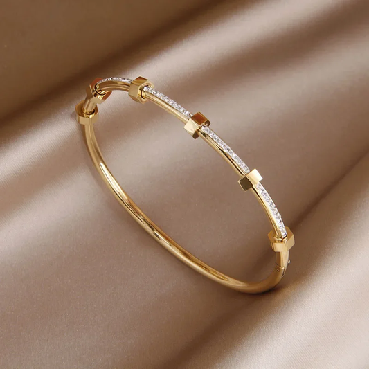 Fabia™ - Elegant Twist Bracelet